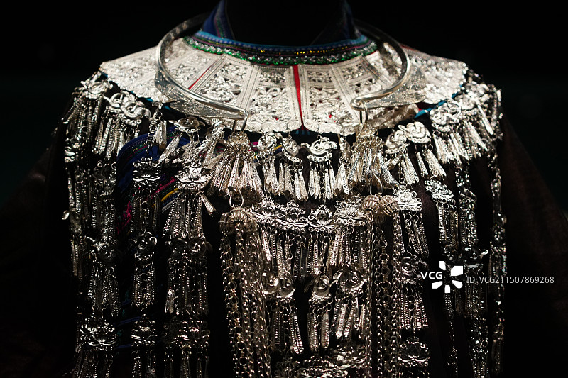 壮族女盛装局部特写图片素材