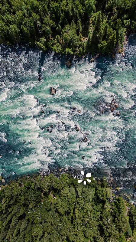 航拍喀纳斯河湍急的水流图片素材