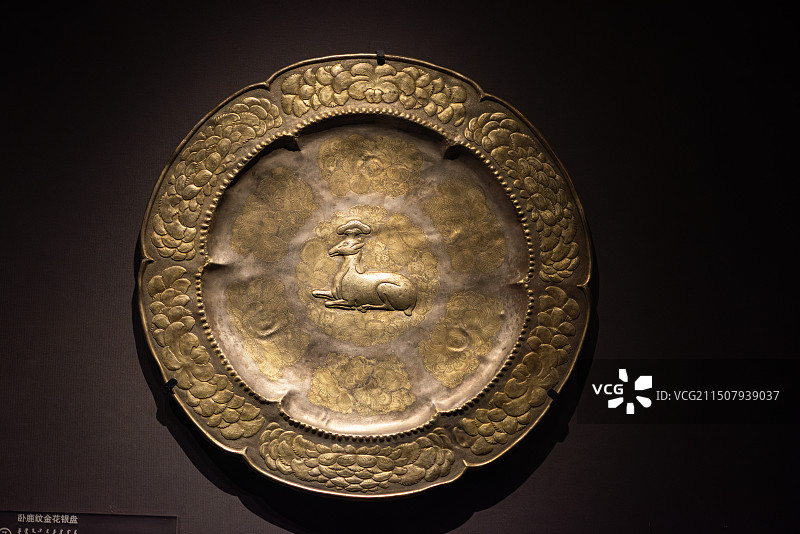 内蒙古博物院展出的唐代文物卧鹿纹金花银盘图片素材