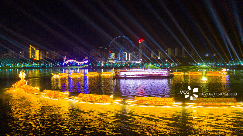 湖北十堰:夜游汉江图片素材