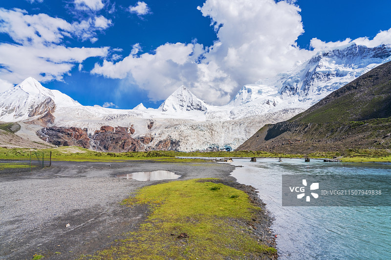 中国西藏自治区萨普神山和高原湖泊美景图片素材