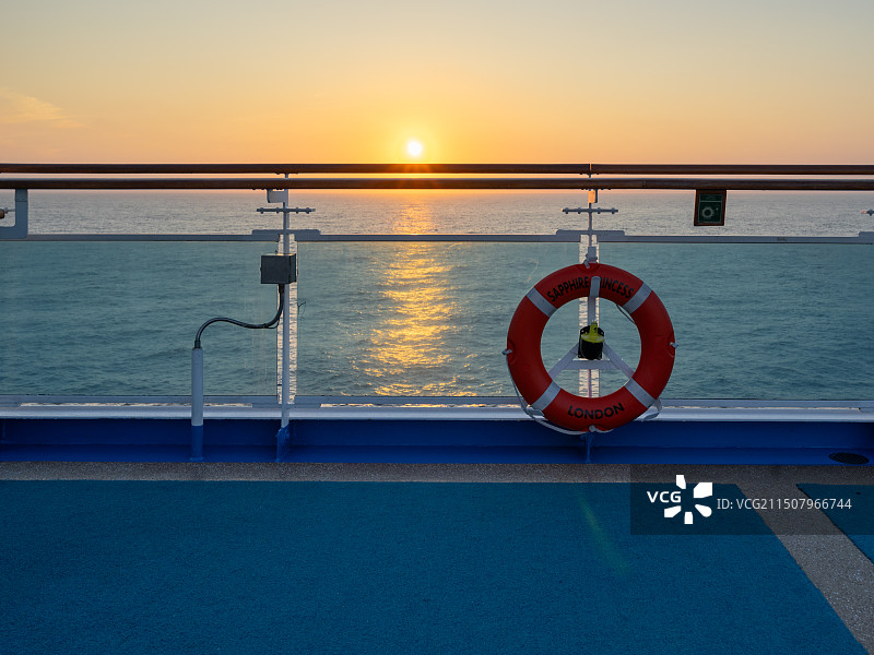 大型远洋邮轮行驶在太平洋上，船上救生圈图片素材