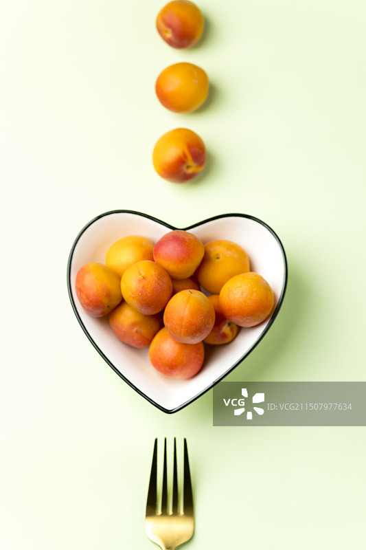 新鲜的杏摆放在桌面上特写图片素材