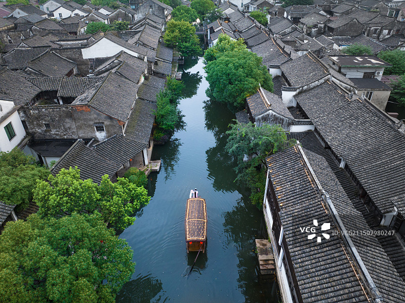 江南水河道里手摇船上唱昆曲的演员图片素材