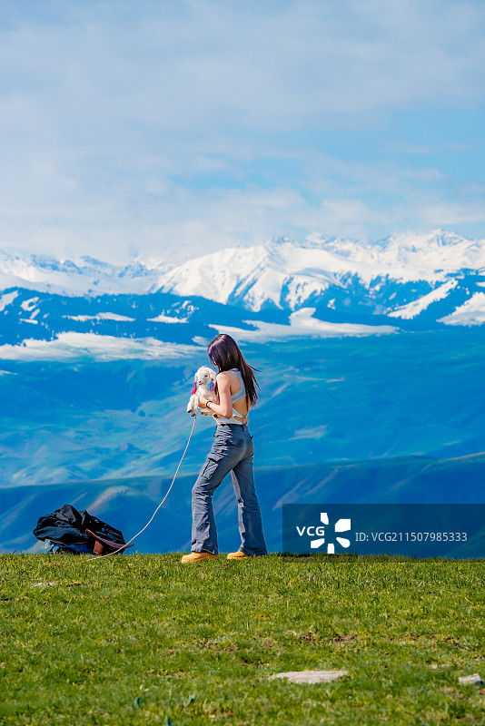 在喀拉峻草原游玩一名游客图片素材
