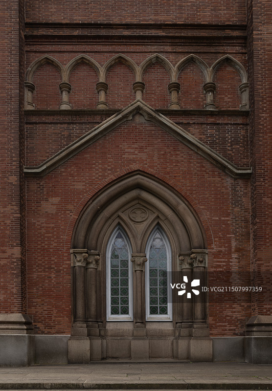 上海徐家汇天主教堂的外立面拱门图片素材