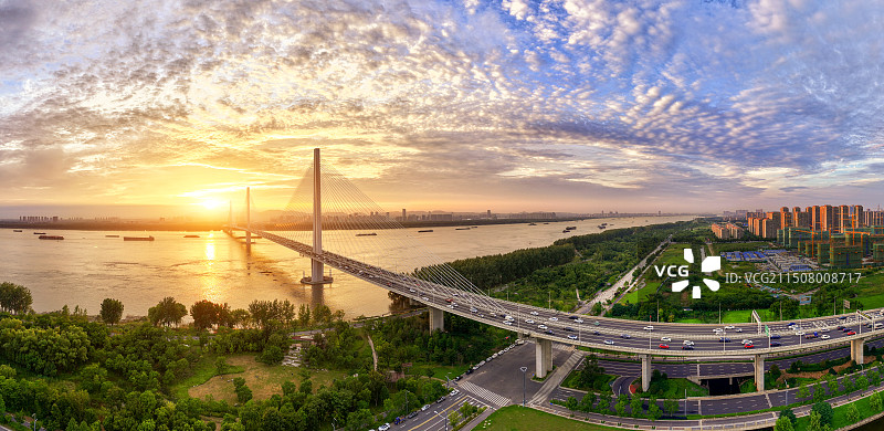 航拍视角下的南京长江五桥全景图 唯美浪漫城市天际线日落夜景图片素材