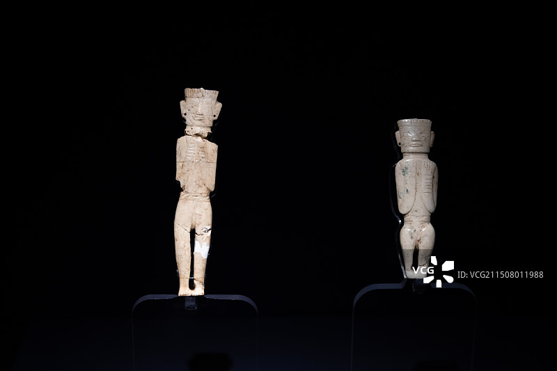 安徽博物馆展出文物玉人（立）玉人（坐）石器时代(BP5500)含山凌家滩遗址出土安徽省文物考古研究所图片素材