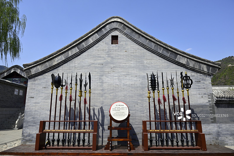 天津黄崖关关隘内古代建筑房屋山墙前的“十八般兵器”图片素材