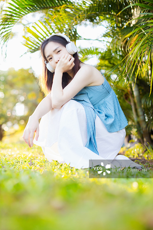 戴耳机的女生图片素材