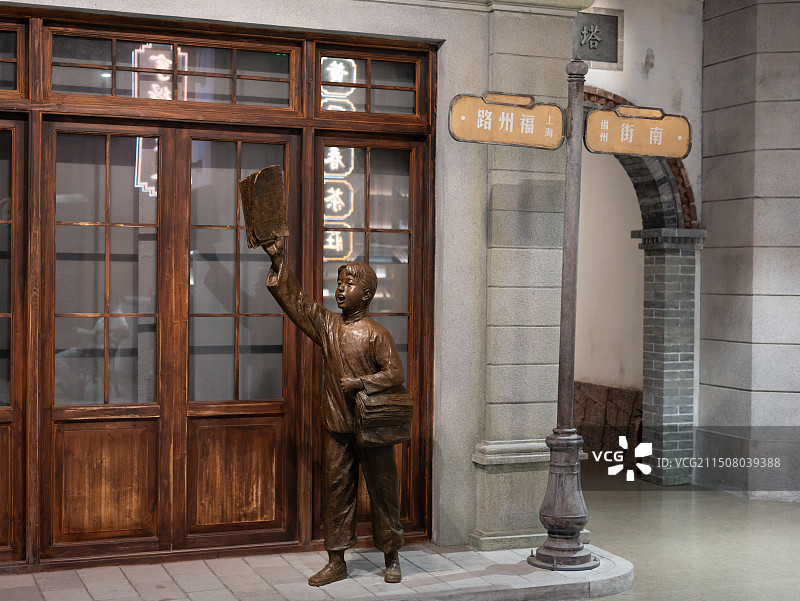 民国时期送报纸的小男孩雕塑图片素材