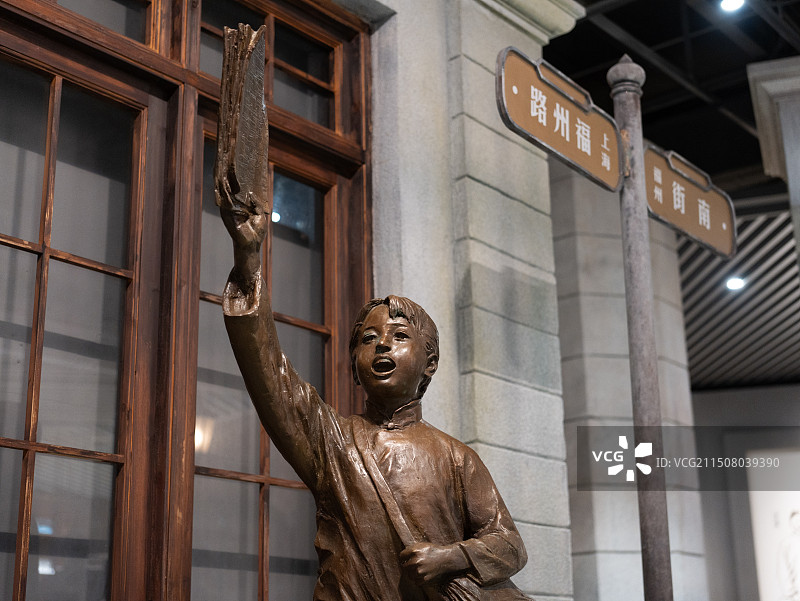 民国时期送报纸的小男孩雕塑图片素材