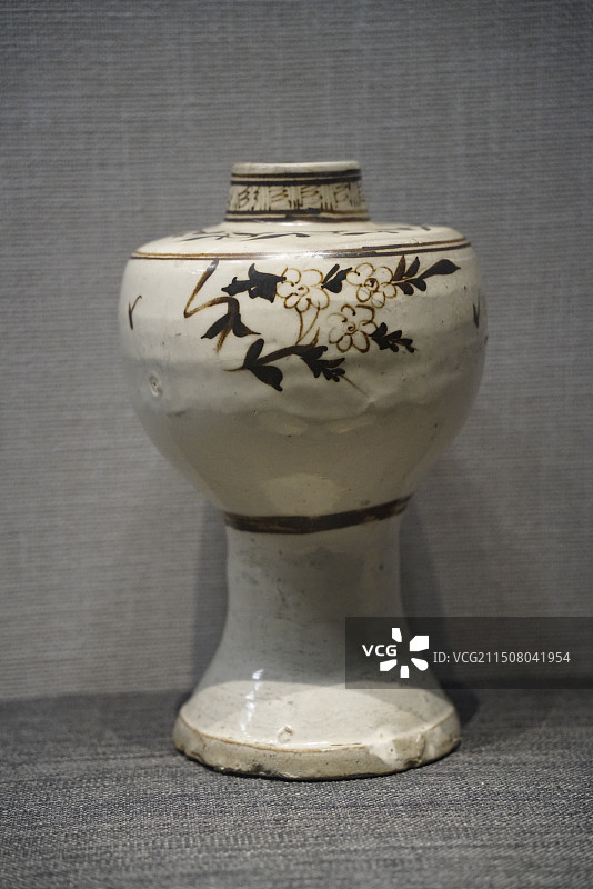 邯郸博物馆白地黑花豆形瓶图片素材