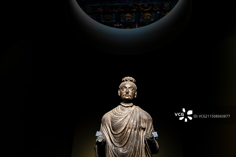 北京故宫博物院譬若香山犍陀罗艺术展重要藏品1-2世纪白沙瓦片岩佛立像图片素材