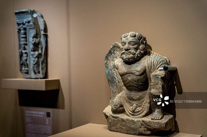 北京故宫博物院譬若香山犍陀罗艺术展重要藏品2-3世纪巴基斯坦白沙瓦地区有翼阿特拉斯像图片素材