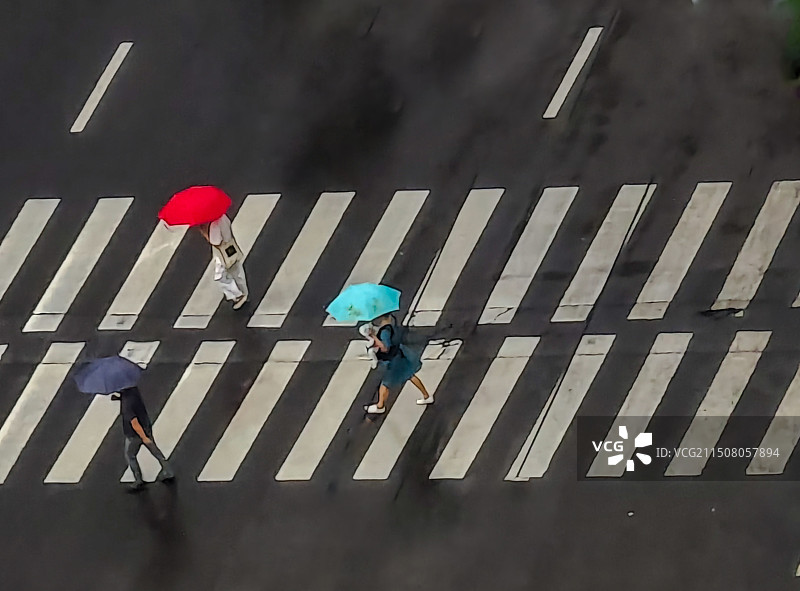 下雨天斑马线上行人的高视角视图图片素材