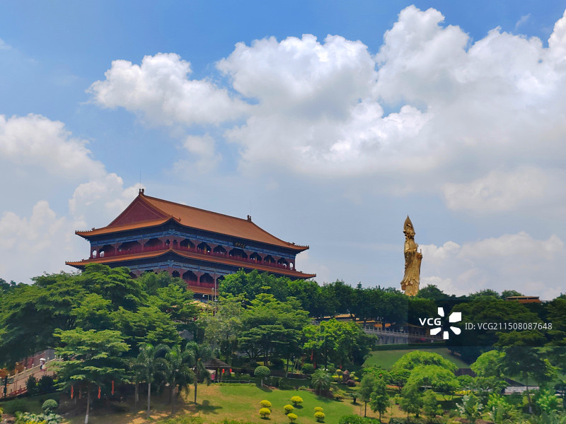 广州莲花山观音走在盛开的荷花上图片素材