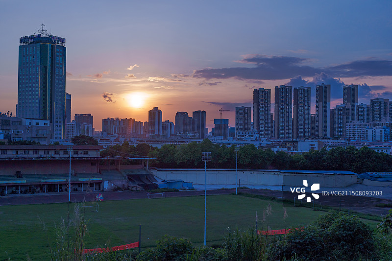 广西南宁人民公园球场与城市建筑落日剪影图片素材