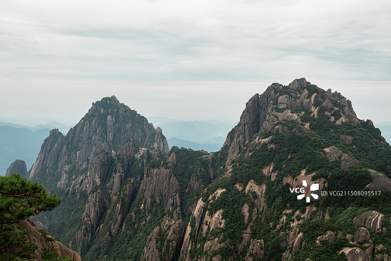 安徽黄山莲花峰天都峰-光明顶视角图片素材