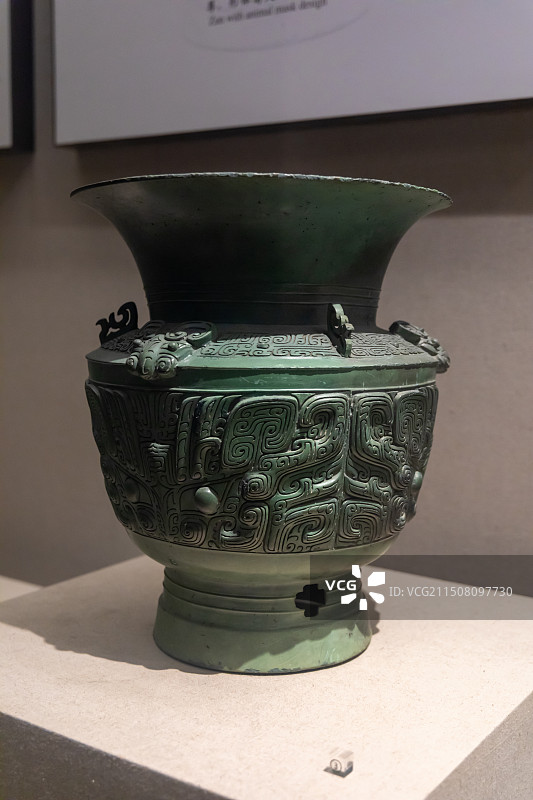安徽博物馆展出文物兽面纹尊商代(1600-1046BC)1957年阜南县朱察月牙河出土图片素材
