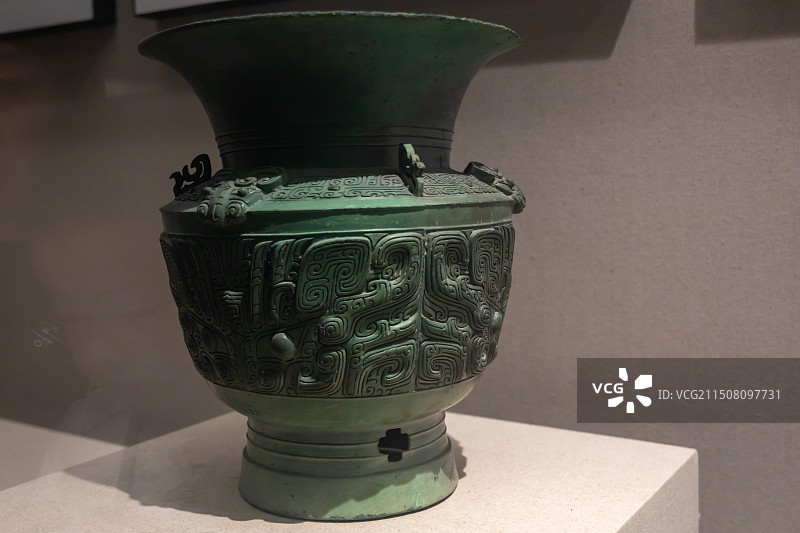 安徽博物馆展出文物兽面纹尊商代(1600-1046BC)1957年阜南县朱察月牙河出土图片素材