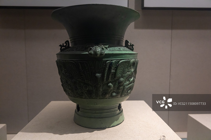 安徽博物馆展出文物兽面纹尊商代(1600-1046BC)1957年阜南县朱察月牙河出土图片素材