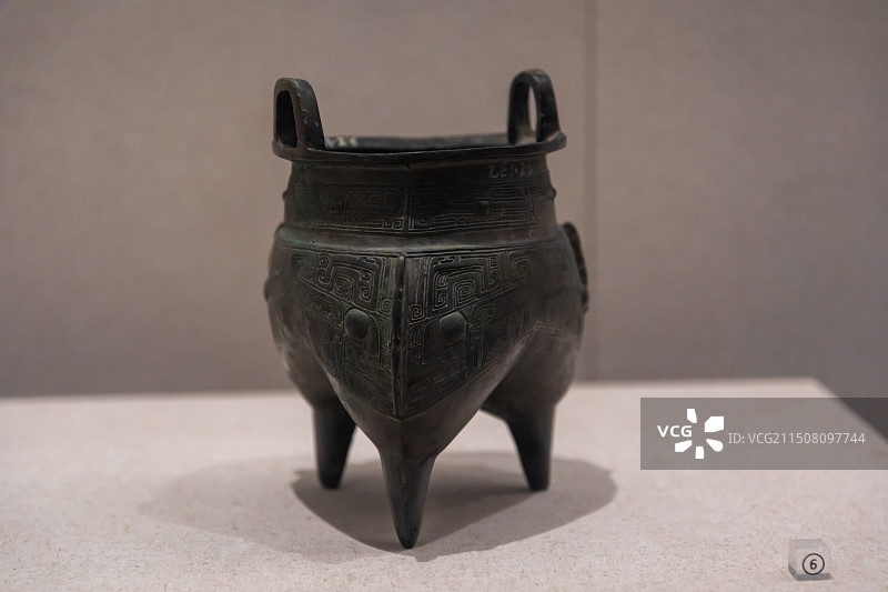 安徽博物馆展出文物兽面纹鬲商代(1800-1048BC)传1944年阜南县朱寨月牙河南土图片素材