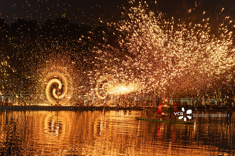 江苏南京珍珠泉打铁花图片素材