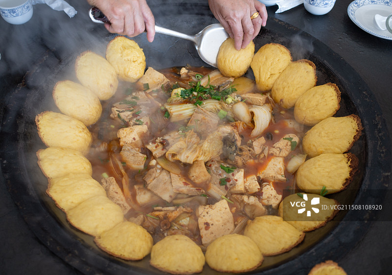 铁锅炖贴饼子图片素材