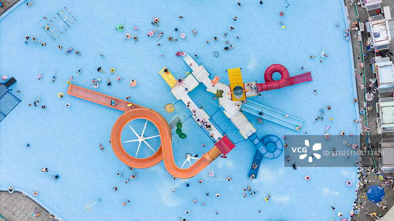 航拍游泳池水上活动游乐区图片素材
