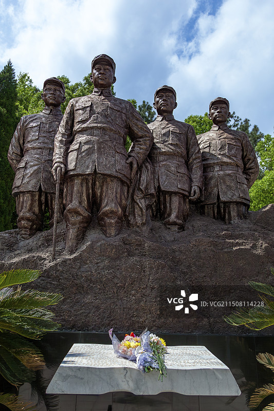 皖南事变烈士陵园内烈士群像图片素材