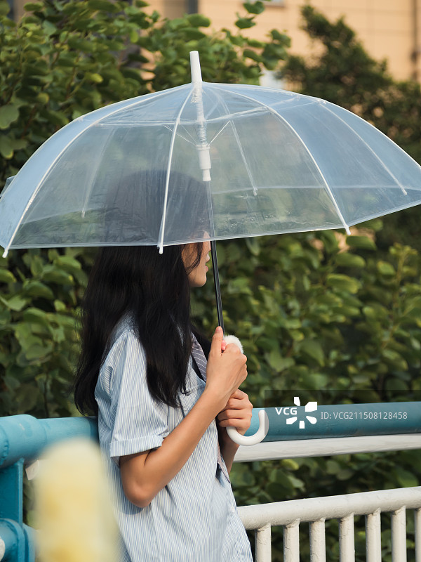 撑伞的女孩图片素材