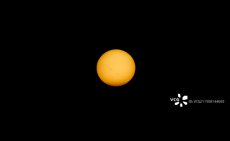 隐约能看到太阳黑子的太阳图片素材