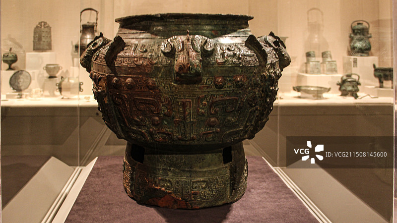 普林斯顿大学中国商代羊头铜鼎图片素材