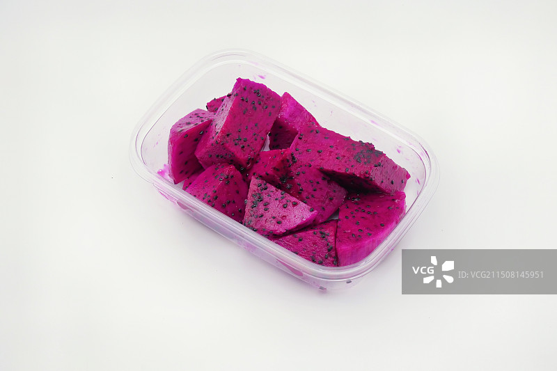 装在一次性透明塑料盒里的红色火龙果，切块的特写镜头图片素材