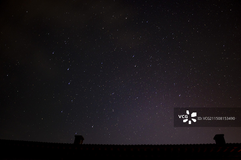 屋檐上空的北斗星和星空图片素材