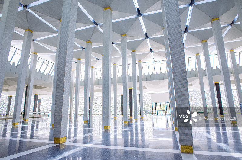 马来西亚吉隆坡国家清真寺白色大厅图片素材