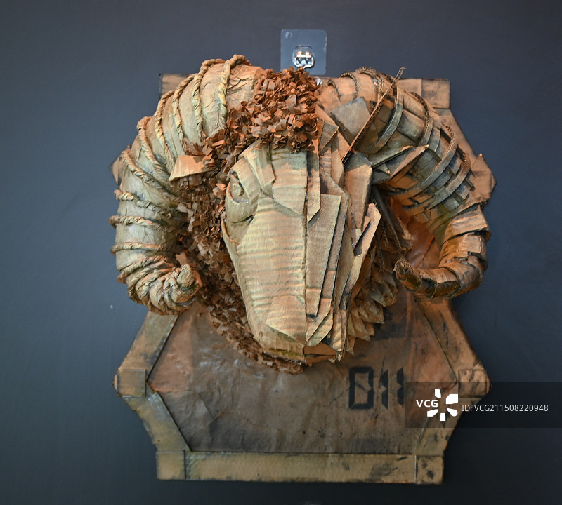 淄博陶琉馆展出的环保材料制作的动物模型图片素材