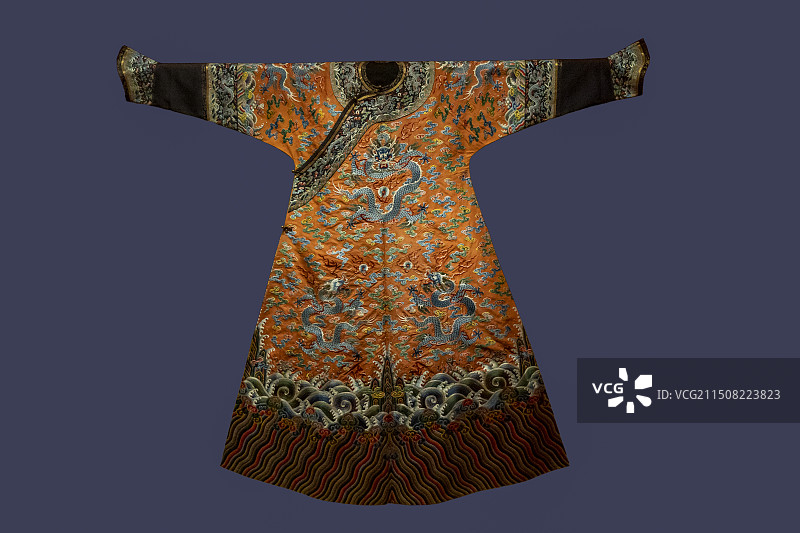 北京市嘉德艺术中心“清代宫廷织绣服饰色彩展”：杏黄色纱绣蓝龙纹女夹龙袍（清乾隆，故宫博物院藏）图片素材