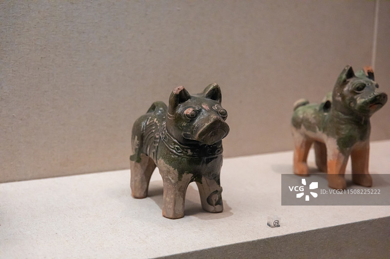 绿釉陶狗 东汉(206BC-220AD)1965年安徽省定远县察山集汉墓出土图片素材
