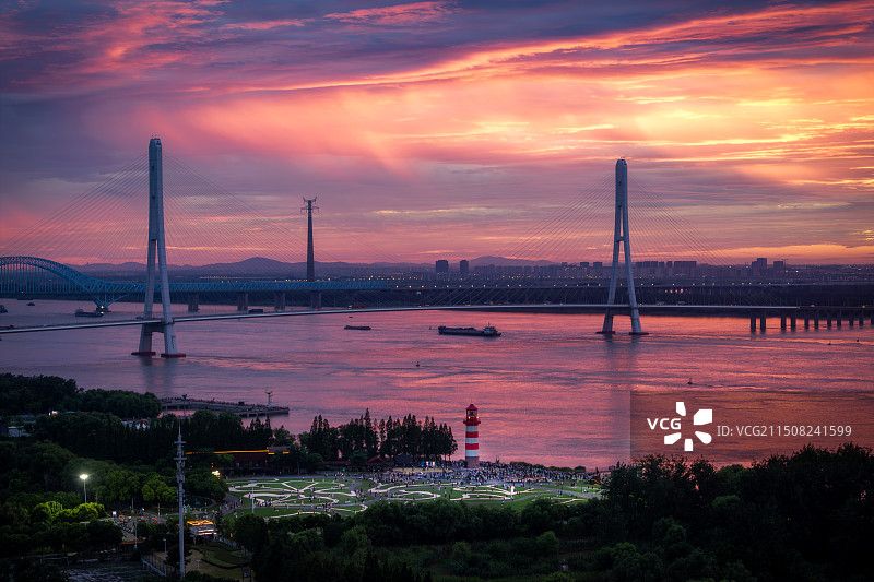 航拍南京长江三桥 鱼嘴公园 晚霞 夕阳 夜景 长江货运船运图片素材