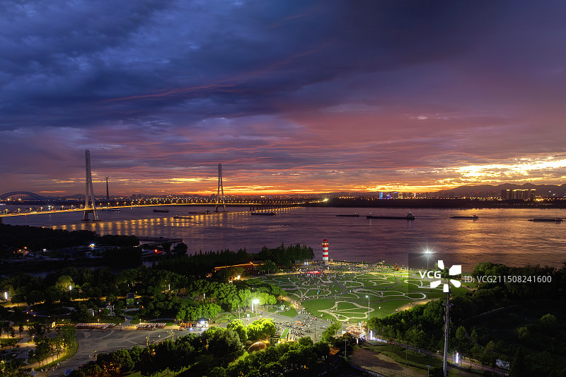 航拍南京长江三桥 鱼嘴公园 晚霞 夕阳 夜景 长江货运船运图片素材
