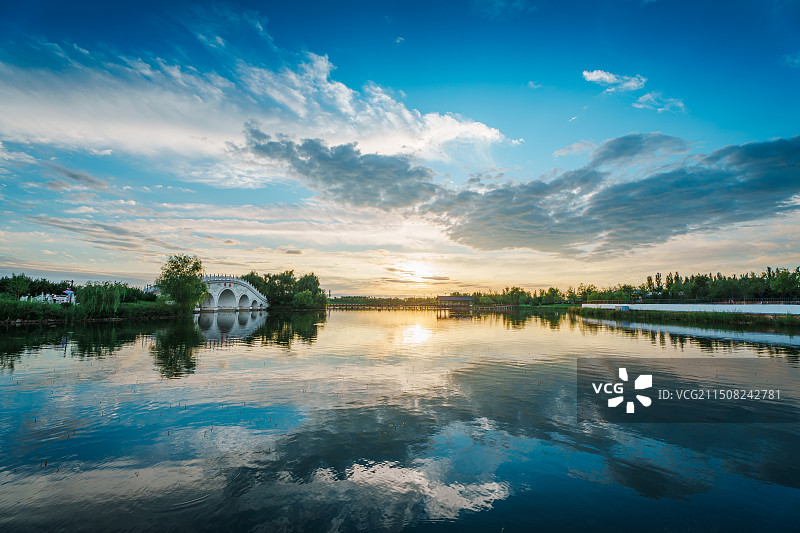 鹊桥天空湖面图片素材