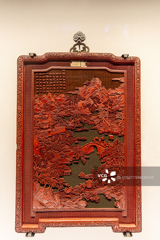 北京故宫博物院“清宫旧藏挂屏”展：剔红边框剔红花村春庆图挂屏【清  乾隆】图片素材