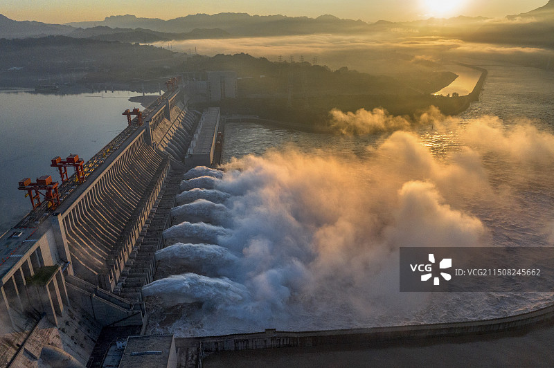 《2024三峡大坝泄洪图》图片素材