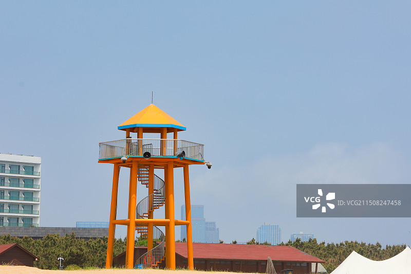 防溺水安全隐患，海边沙滩上的瞭望塔图片素材