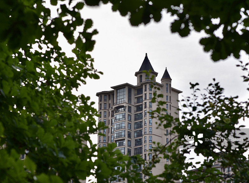 城市风光欧式城堡高档小区树木环绕自然环境仰视图图片素材