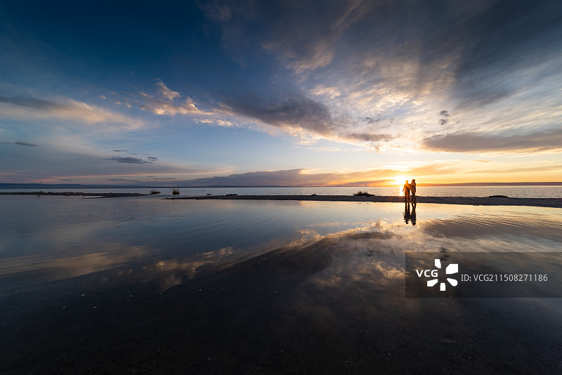 新疆阿勒泰福海县乌伦古湖日落图片素材