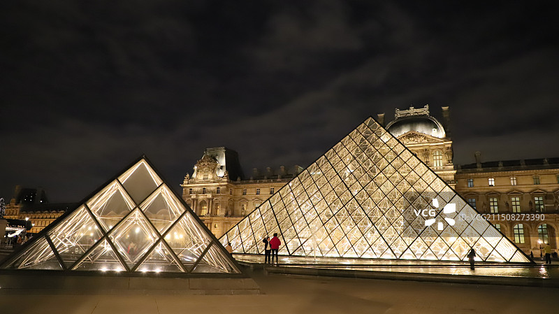 法国巴黎卢浮宫夜景图片素材