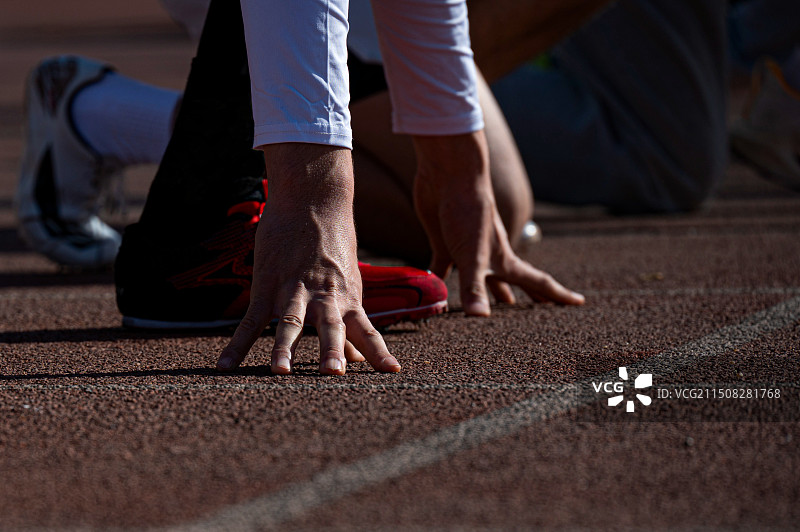 操场上 跑道上 起跑线上 支撑的手图片素材